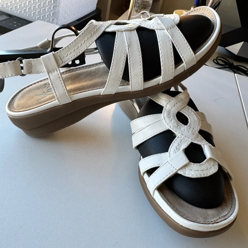 Yuu Women's Strappy Sandals